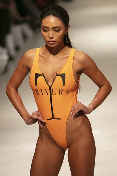 Yaz koleksiyonu 2018 defile sırasında sanat kalpler moda yüzmek 2019 Miami Beach Faena Forum üzerinde 13 Temmuz 2018