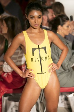 Bir model T Rivera yaz koleksiyonu 2018 defile sırasında sanat kalpler moda yüzmek 2019 Miami Beach Faena Forum üzerinde 13 Temmuz 2018 için pist yürür