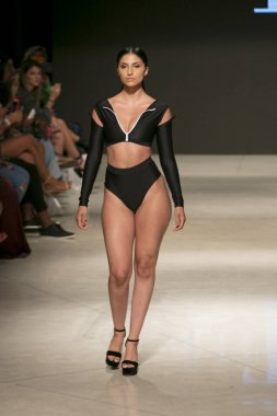 Bir model T Rivera yaz koleksiyonu 2018 defile sırasında sanat kalpler moda yüzmek 2019 Miami Beach Faena Forum üzerinde 13 Temmuz 2018 için pist yürür