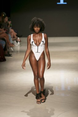 Bir model T Rivera yaz koleksiyonu 2018 defile sırasında sanat kalpler moda yüzmek 2019 Miami Beach Faena Forum üzerinde 13 Temmuz 2018 için pist yürür