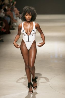 Bir model T Rivera yaz koleksiyonu 2018 defile sırasında sanat kalpler moda yüzmek 2019 Miami Beach Faena Forum üzerinde 13 Temmuz 2018 için pist yürür