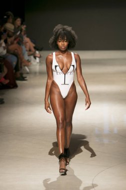 Bir model T Rivera yaz koleksiyonu 2018 defile sırasında sanat kalpler moda yüzmek 2019 Miami Beach Faena Forum üzerinde 13 Temmuz 2018 için pist yürür
