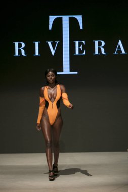 Bir model T Rivera yaz koleksiyonu 2018 defile sırasında sanat kalpler moda yüzmek 2019 Miami Beach Faena Forum üzerinde 13 Temmuz 2018 için pist yürür