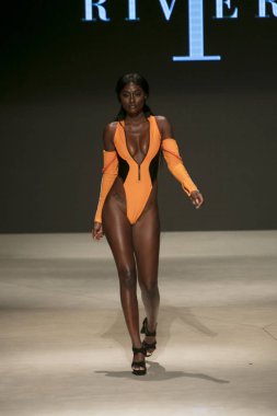 Bir model T Rivera yaz koleksiyonu 2018 defile sırasında sanat kalpler moda yüzmek 2019 Miami Beach Faena Forum üzerinde 13 Temmuz 2018 için pist yürür