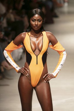 Bir model T Rivera yaz koleksiyonu 2018 defile sırasında sanat kalpler moda yüzmek 2019 Miami Beach Faena Forum üzerinde 13 Temmuz 2018 için pist yürür
