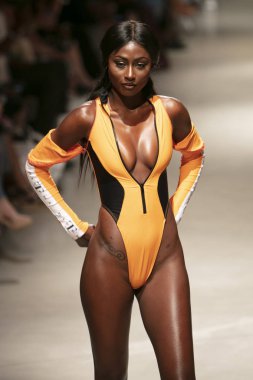 Bir model T Rivera yaz koleksiyonu 2018 defile sırasında sanat kalpler moda yüzmek 2019 Miami Beach Faena Forum üzerinde 13 Temmuz 2018 için pist yürür