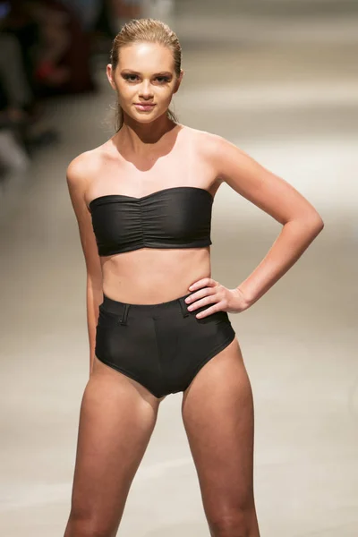 Een Model Loopt Baan Voor Rivera Zomer Collectie 2018 Modeshow — Stockfoto
