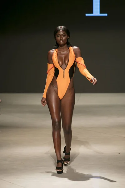 Een Model Loopt Baan Voor Rivera Zomer Collectie 2018 Modeshow — Stockfoto