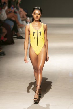 Bir model T Rivera yaz koleksiyonu 2018 defile sırasında sanat kalpler moda yüzmek 2019 Miami Beach Faena Forum üzerinde 13 Temmuz 2018 için pist yürür