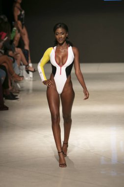 Bir model T Rivera yaz koleksiyonu 2018 defile sırasında sanat kalpler moda yüzmek 2019 Miami Beach Faena Forum üzerinde 13 Temmuz 2018 için pist yürür