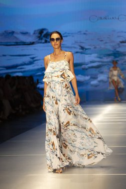 Manken Carolina Estefan moda Show Resort 2018 koleksiyonda Miami moda hafta 2017 Miami'de Buz Sarayı'nda 2 Haziran 218 üzerinde sırasında pist yürür