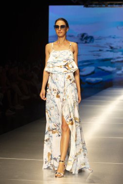 Manken Carolina Estefan moda Show Resort 2018 koleksiyonda Miami moda hafta 2017 Miami'de Buz Sarayı'nda 2 Haziran 218 üzerinde sırasında pist yürür