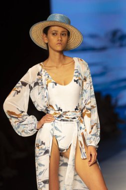 Manken Carolina Estefan moda Show Resort 2018 koleksiyonda Miami moda hafta 2017 Miami'de Buz Sarayı'nda 2 Haziran 218 üzerinde sırasında pist yürür