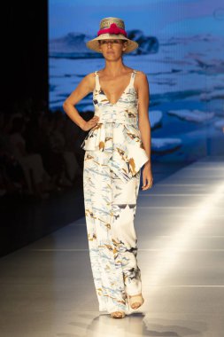 Manken Carolina Estefan moda Show Resort 2018 koleksiyonda Miami moda hafta 2017 Miami'de Buz Sarayı'nda 2 Haziran 218 üzerinde sırasında pist yürür