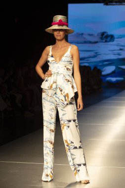 Manken Carolina Estefan moda Show Resort 2018 koleksiyonda Miami moda hafta 2017 Miami'de Buz Sarayı'nda 2 Haziran 218 üzerinde sırasında pist yürür