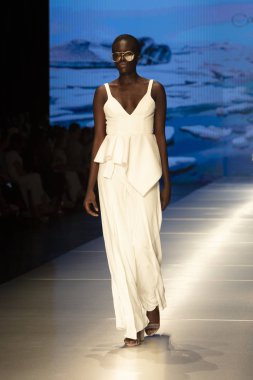 Manken Carolina Estefan moda Show Resort 2018 koleksiyonda Miami moda hafta 2017 Miami'de Buz Sarayı'nda 2 Haziran 218 üzerinde sırasında pist yürür