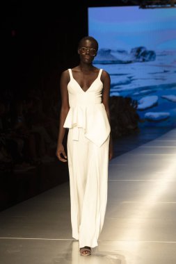 Manken Carolina Estefan moda Show Resort 2018 koleksiyonda Miami moda hafta 2017 Miami'de Buz Sarayı'nda 2 Haziran 218 üzerinde sırasında pist yürür