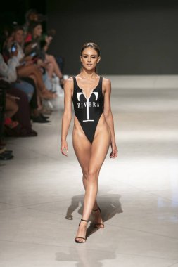 Bir model T Rivera yaz koleksiyonu 2018 defile sırasında sanat kalpler moda yüzmek 2019 Miami Beach Faena Forum üzerinde 13 Temmuz 2018 için pist yürür