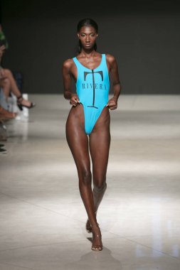 Bir model T Rivera yaz koleksiyonu 2018 defile sırasında sanat kalpler moda yüzmek 2019 Miami Beach Faena Forum üzerinde 13 Temmuz 2018 için pist yürür
