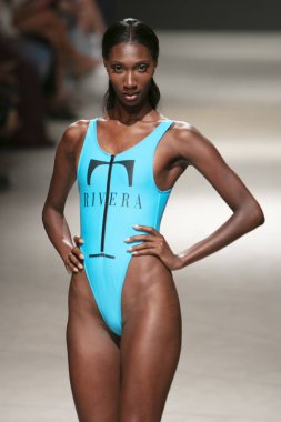 Bir model T Rivera yaz koleksiyonu 2018 defile sırasında sanat kalpler moda yüzmek 2019 Miami Beach Faena Forum üzerinde 13 Temmuz 2018 için pist yürür