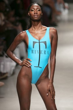Bir model T Rivera yaz koleksiyonu 2018 defile sırasında sanat kalpler moda yüzmek 2019 Miami Beach Faena Forum üzerinde 13 Temmuz 2018 için pist yürür