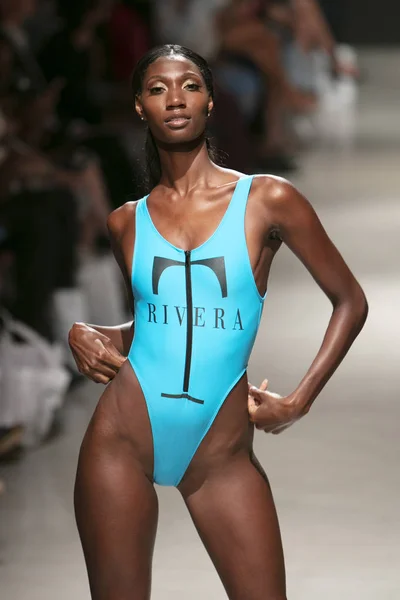 Bir model T Rivera yaz koleksiyonu 2018 defile sırasında sanat kalpler moda yüzmek 2019 Miami Beach Faena Forum üzerinde 13 Temmuz 2018 için pist yürür
