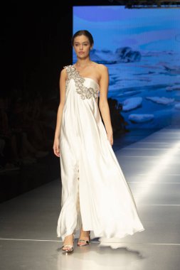 Manken Carolina Estefan moda Show Resort 2018 koleksiyonda Miami moda hafta 2017 Miami'de Buz Sarayı'nda 2 Haziran 218 üzerinde sırasında pist yürür