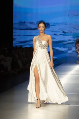 Manken Carolina Estefan moda Show Resort 2018 koleksiyonda Miami moda hafta 2017 Miami'de Buz Sarayı'nda 2 Haziran 218 üzerinde sırasında pist yürür