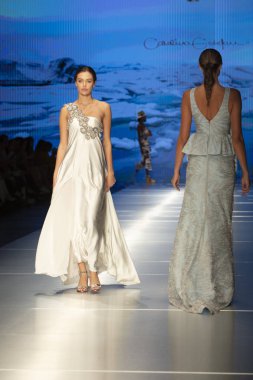 Manken Carolina Estefan moda Show Resort 2018 koleksiyonda Miami moda hafta 2017 Miami'de Buz Sarayı'nda 2 Haziran 218 üzerinde sırasında pist yürür