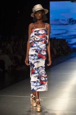 Manken Carolina Estefan moda Show Resort 2018 koleksiyonda Miami moda hafta 2017 Miami'de Buz Sarayı'nda 2 Haziran 218 üzerinde sırasında pist yürür