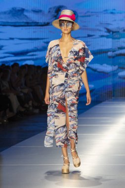 Manken Carolina Estefan moda Show Resort 2018 koleksiyonda Miami moda hafta 2017 Miami'de Buz Sarayı'nda 2 Haziran 218 üzerinde sırasında pist yürür
