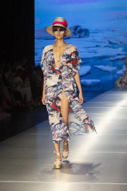 Manken Carolina Estefan moda Show Resort 2018 koleksiyonda Miami moda hafta 2017 Miami'de Buz Sarayı'nda 2 Haziran 218 üzerinde sırasında pist yürür