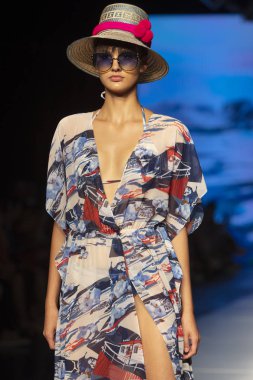 Manken Carolina Estefan moda Show Resort 2018 koleksiyonda Miami moda hafta 2017 Miami'de Buz Sarayı'nda 2 Haziran 218 üzerinde sırasında pist yürür