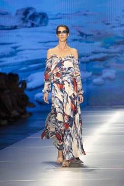 Manken Carolina Estefan moda Show Resort 2018 koleksiyonda Miami moda hafta 2017 Miami'de Buz Sarayı'nda 2 Haziran 218 üzerinde sırasında pist yürür