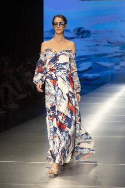 Manken Carolina Estefan moda Show Resort 2018 koleksiyonda Miami moda hafta 2017 Miami'de Buz Sarayı'nda 2 Haziran 218 üzerinde sırasında pist yürür