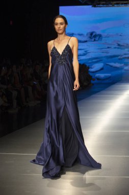 Manken Carolina Estefan moda Show Resort 2018 koleksiyonda Miami moda hafta 2017 Miami'de Buz Sarayı'nda 2 Haziran 218 üzerinde sırasında pist yürür