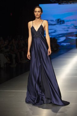 Manken Carolina Estefan moda Show Resort 2018 koleksiyonda Miami moda hafta 2017 Miami'de Buz Sarayı'nda 2 Haziran 218 üzerinde sırasında pist yürür