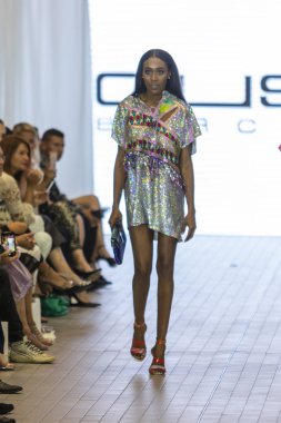 Bir modeli pist Custo Barcelona bahar yaz 2019 koleksiyonu Fashion Show için Güney Florida Uluslararası moda hafta 2018 Porsche Batı Broward Davie, Florida'da, üzerinde 28 Eylül 2019 sırasında yürür