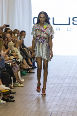 Bir modeli pist Custo Barcelona bahar yaz 2019 koleksiyonu Fashion Show için Güney Florida Uluslararası moda hafta 2018 Porsche Batı Broward Davie, Florida'da, üzerinde 28 Eylül 2019 sırasında yürür