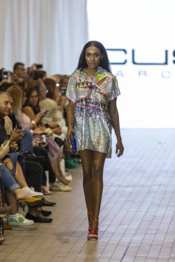 Bir modeli pist Custo Barcelona bahar yaz 2019 koleksiyonu Fashion Show için Güney Florida Uluslararası moda hafta 2018 Porsche Batı Broward Davie, Florida'da, üzerinde 28 Eylül 2019 sırasında yürür