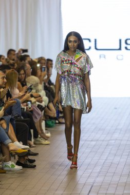 Bir modeli pist Custo Barcelona bahar yaz 2019 koleksiyonu Fashion Show için Güney Florida Uluslararası moda hafta 2018 Porsche Batı Broward Davie, Florida'da, üzerinde 28 Eylül 2019 sırasında yürür