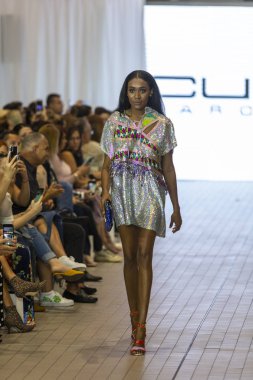 Bir modeli pist Custo Barcelona bahar yaz 2019 koleksiyonu Fashion Show için Güney Florida Uluslararası moda hafta 2018 Porsche Batı Broward Davie, Florida'da, üzerinde 28 Eylül 2019 sırasında yürür