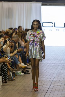 Bir modeli pist Custo Barcelona bahar yaz 2019 koleksiyonu Fashion Show için Güney Florida Uluslararası moda hafta 2018 Porsche Batı Broward Davie, Florida'da, üzerinde 28 Eylül 2019 sırasında yürür