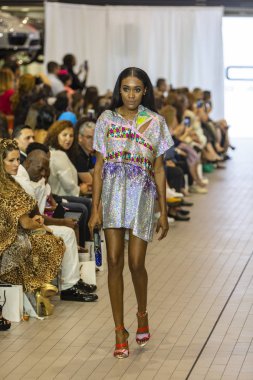 Bir modeli pist Custo Barcelona bahar yaz 2019 koleksiyonu Fashion Show için Güney Florida Uluslararası moda hafta 2018 Porsche Batı Broward Davie, Florida'da, üzerinde 28 Eylül 2019 sırasında yürür
