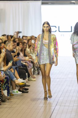 Bir modeli pist Custo Barcelona bahar yaz 2019 koleksiyonu Fashion Show için Güney Florida Uluslararası moda hafta 2018 Porsche Batı Broward Davie, Florida'da, üzerinde 28 Eylül 2019 sırasında yürür