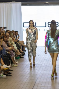 Bir modeli pist Custo Barcelona bahar yaz 2019 koleksiyonu Fashion Show için Güney Florida Uluslararası moda hafta 2018 Porsche Batı Broward Davie, Florida'da, üzerinde 28 Eylül 2019 sırasında yürür