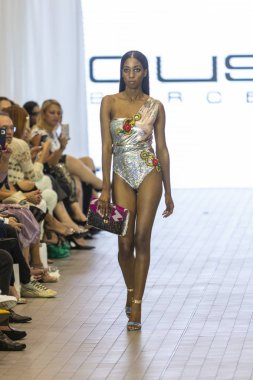 Bir modeli pist Custo Barcelona bahar yaz 2019 koleksiyonu Fashion Show için Güney Florida Uluslararası moda hafta 2018 Porsche Batı Broward Davie, Florida'da, üzerinde 28 Eylül 2019 sırasında yürür