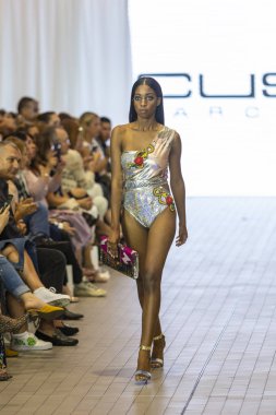 Bir modeli pist Custo Barcelona bahar yaz 2019 koleksiyonu Fashion Show için Güney Florida Uluslararası moda hafta 2018 Porsche Batı Broward Davie, Florida'da, üzerinde 28 Eylül 2019 sırasında yürür