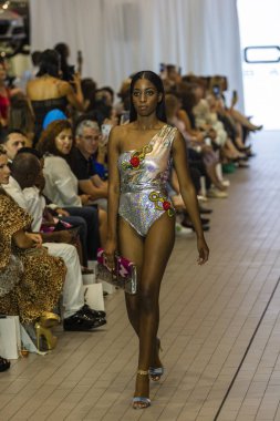 Bir modeli pist Custo Barcelona bahar yaz 2019 koleksiyonu Fashion Show için Güney Florida Uluslararası moda hafta 2018 Porsche Batı Broward Davie, Florida'da, üzerinde 28 Eylül 2019 sırasında yürür