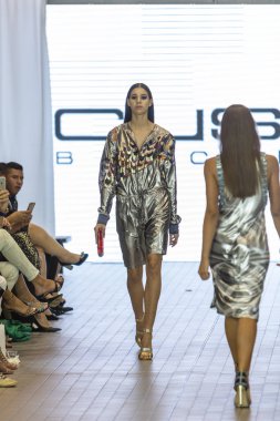 Bir modeli pist Custo Barcelona bahar yaz 2019 koleksiyonu Fashion Show için Güney Florida Uluslararası moda hafta 2018 Porsche Batı Broward Davie, Florida'da, üzerinde 28 Eylül 2019 sırasında yürür
